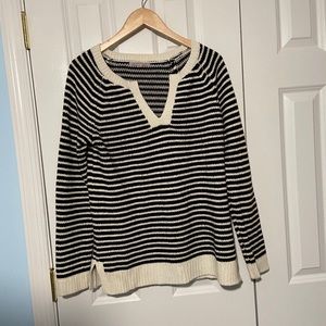 GAP beautiful black and white sweater or pullover